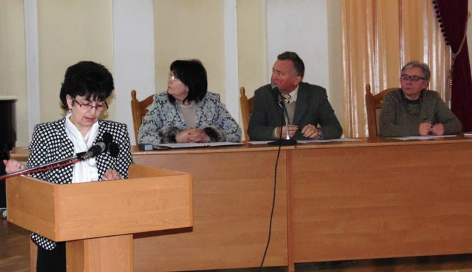 За трибуною голова комісії профкому з охорони праці і техніки безпеки доцент Галина Ковальчук