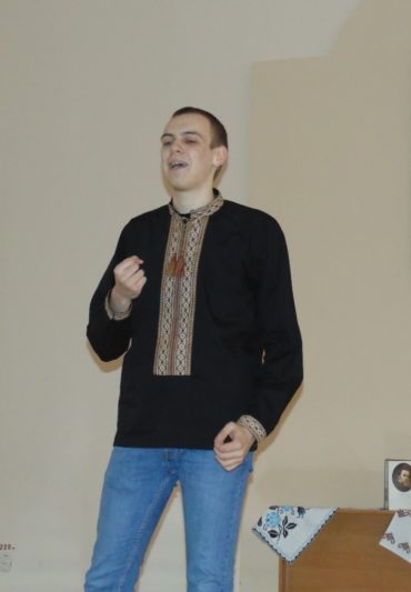 Декламує уривок з поеми Святослав Музичка