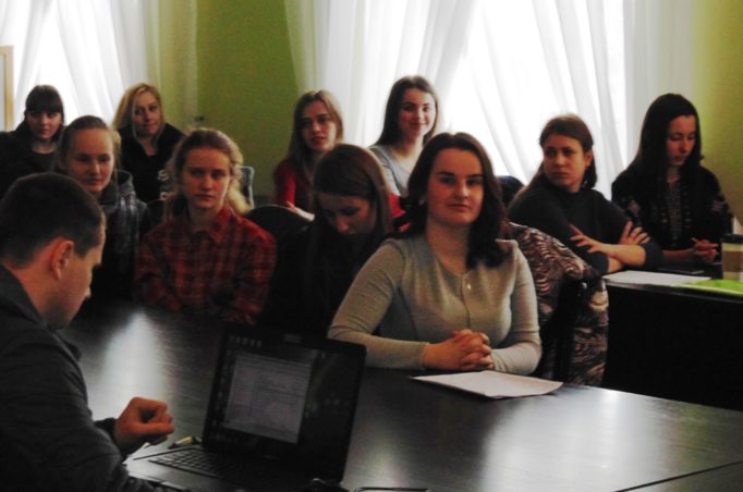 Присутні з цікавістю слухають доповіді.