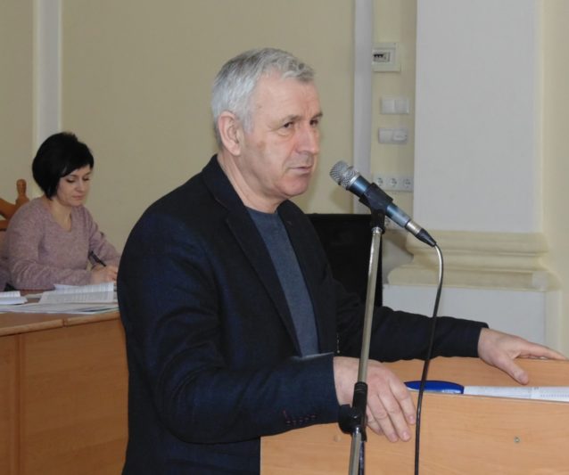 Обговорює питання вченої ради директор інституту іноземних мов професор Володимир Кемінь