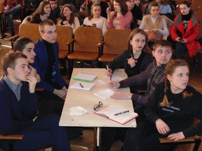 Команда інституту іноземних мов уважно слухає запитання