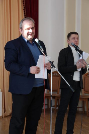 Заступники декана доценти Орест Гук та Андрій Зимянський нагороджують найкращих магістрів