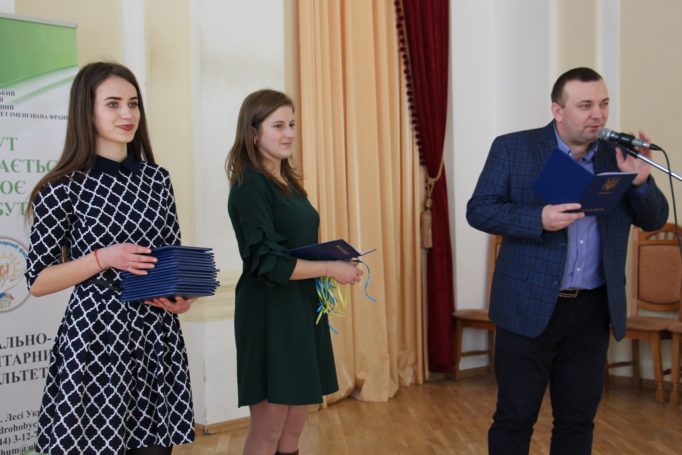 Декан соціально-гуманітарного факультету доцент Ігор Гриник вітає випускників