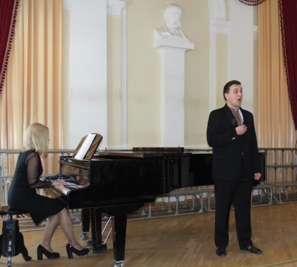 Співає Володимир Осташ