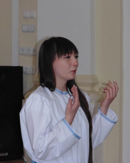 Декламує вірш Оксана Малетич