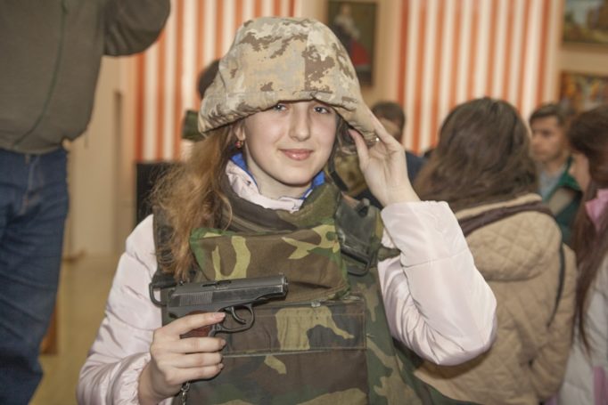 Дівчата приміряють військове спорядження