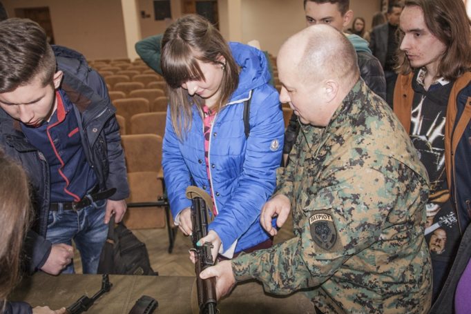 Дівчата також цікавляться зброєю