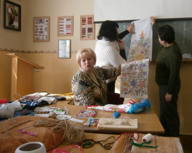 Галина Жубіль демонструє авторський рушник