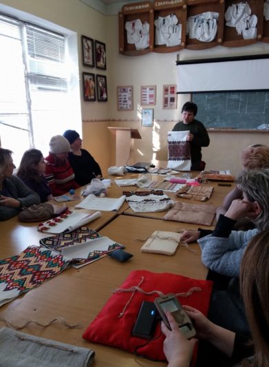 Керівник лабораторії Надія Кузан ознайомлює з орнаментикою та колористикою рушників