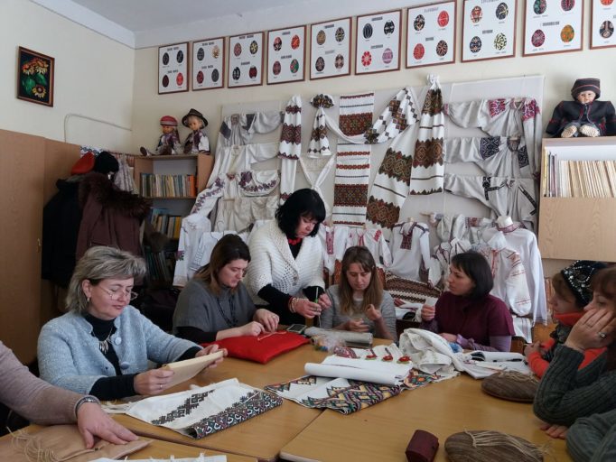 Леся Піхота демонструє способи обробки низу рушника