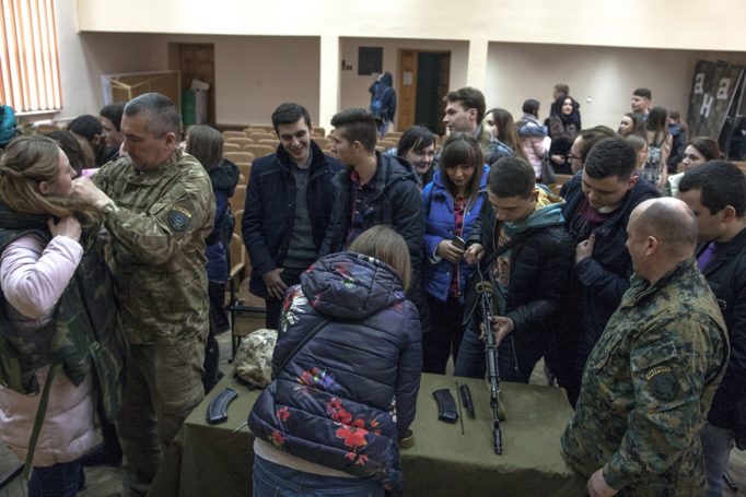 Представники ВПВ Патріот ознайомлюють студентів з військовим спорядженням