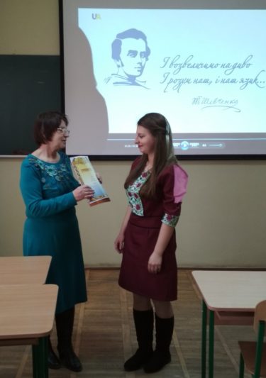 Професор Марія Федурко вітає переможницю Ганну Беренич