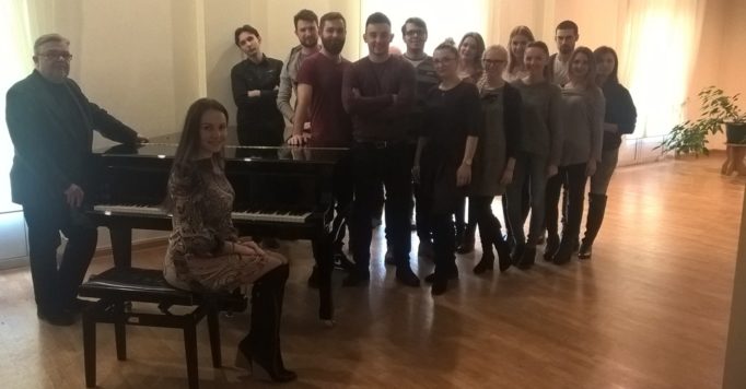 Професор Веслав Ґжеґорокі зі студентами І курсу магістерського освітнього ступеня