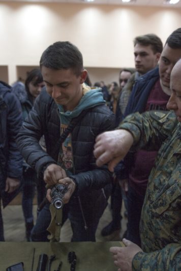 Студенти практикуються у збірці та розбірці автомата