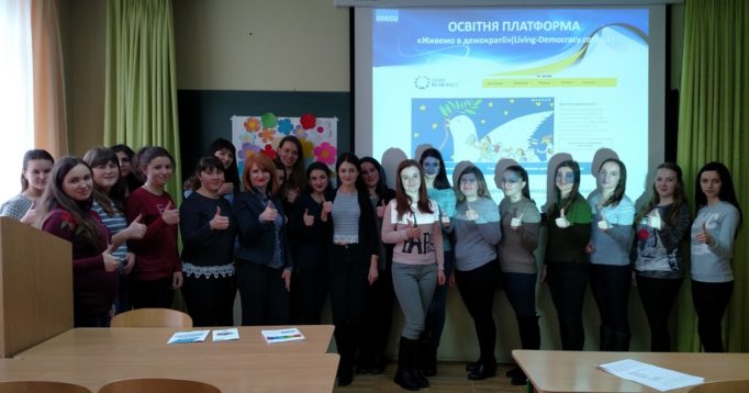 Учасники тренінгу із доцентом Іриною Садовою