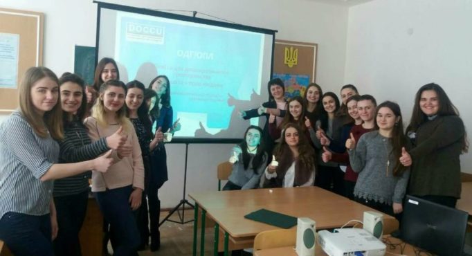 Учасники тренінгу із доцентом Наталією Муляр