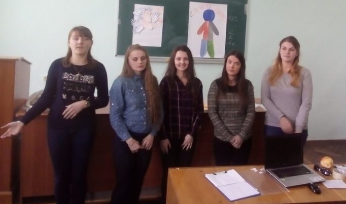 Вiдповiдають на питання учасники інституту фiзики, математики, економiки та iнновацiйних технологiй