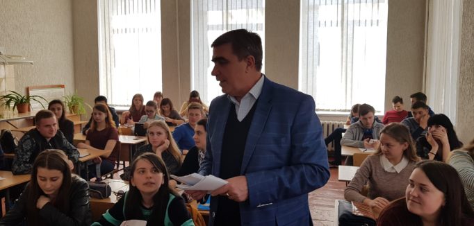 Професор Леонід Оршанський серед студентів-випускників