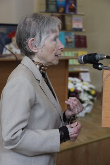 Із теплими словами спогадів виступає професор Віра Мовчан