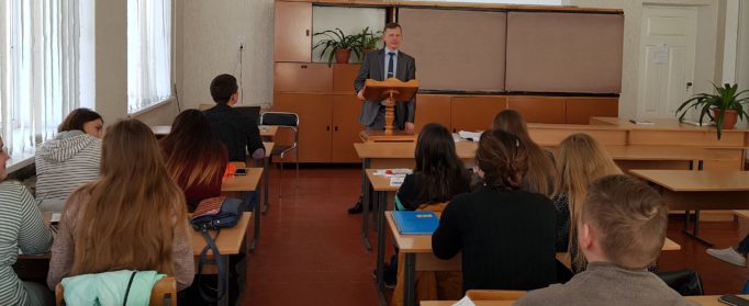 Доцент Іван Нищак інформує студентів-випускників
