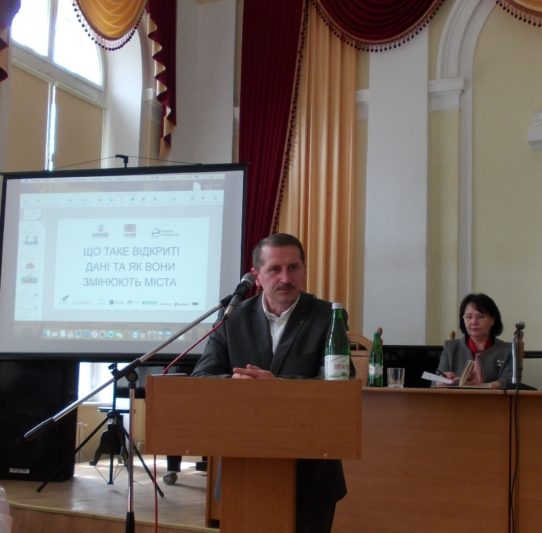 Слухачів лекції вітає міський голова Тарас Кучма