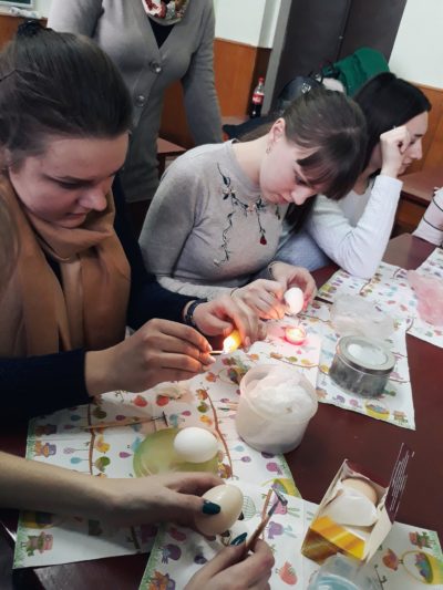 Учасники майстер-класу цілком поринули у робочу атмосферу.