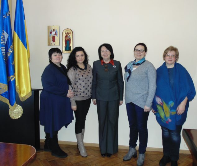 Фото на згадку (зліва направо) доцент Валентина Стець, викладач лілія Вовк, професор Надія Скотна, доктор Віолетта Юнік та професор Світлана Щудло