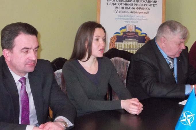 На фото зліва направо: проректор з науково-педагогічної роботи доцент Володимир Шаран, виконавчий керівник програми НАТО-Україна Олександра Огороднікова, директор ГО «Західний регіональний центр перепідготовки та соціальної адаптації військовослужбовців» Андрій Рой