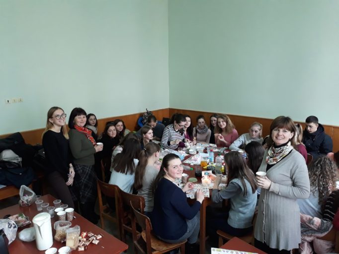 Поміж роботу присутні насолоджуються теплою атмосферою.