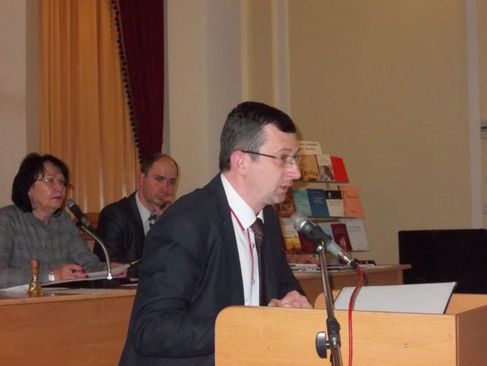 Доповідає доцент Віталій Філь