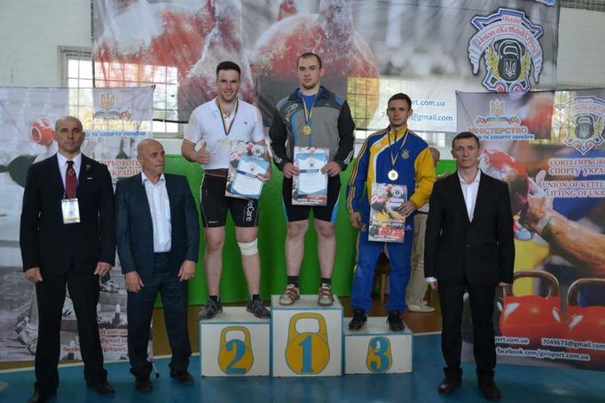 Андрiй Лагуш четвертий зліва