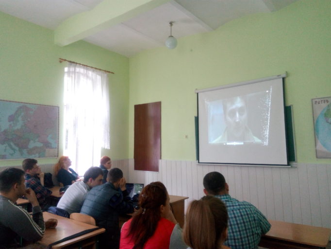 Студенти за переглядом фільму