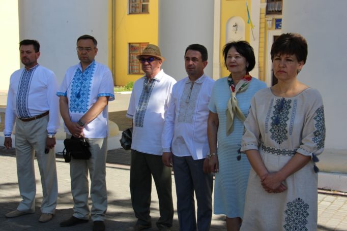 Зліва направо начальник (завідувач) відділу культури та мистецтв виконавчих органів ДМР Олег Яводчак, професор Микола Пантюк, доценти Іван Кутняк та Володимир Шаран, професори Надія Скотна та Галина Сабат