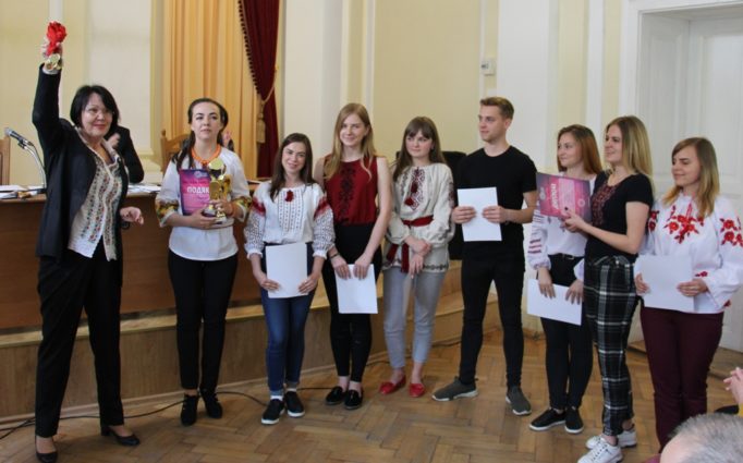 Ректор Надія Скотна вручає Театрові сучасного танцю «Імпресія» (факультет початкової та мистецької освіти) нагороди за перемогу у Першості західної України IUDE з сучасної хореографії “INTISARDANCE – 2018”