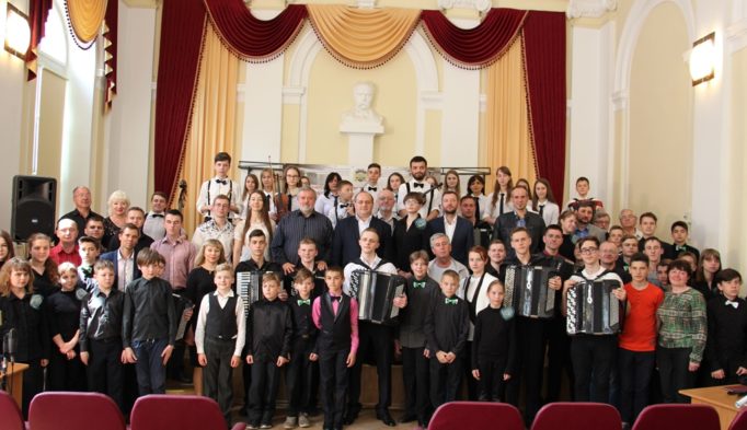 Фото на пам'ять після концерту переможців