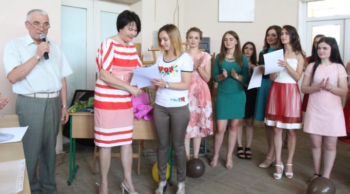 Ректор професор Надія Скотна вручає грамоту викладачеві Ользі Мартинів