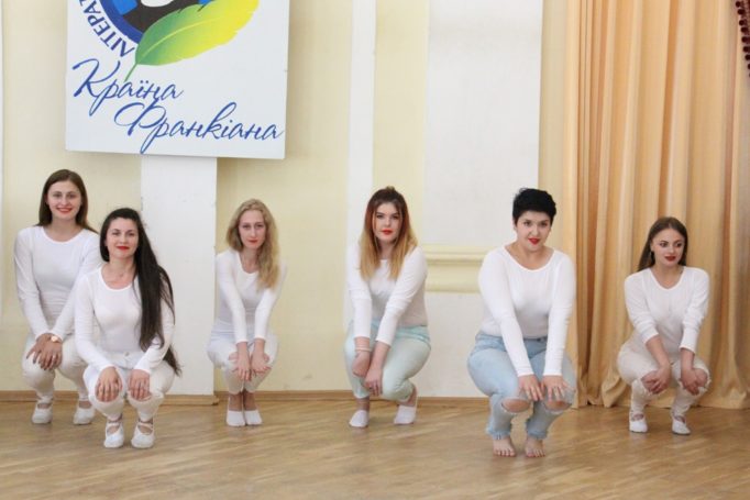 Танець у виконанні колективу «Sunrise».