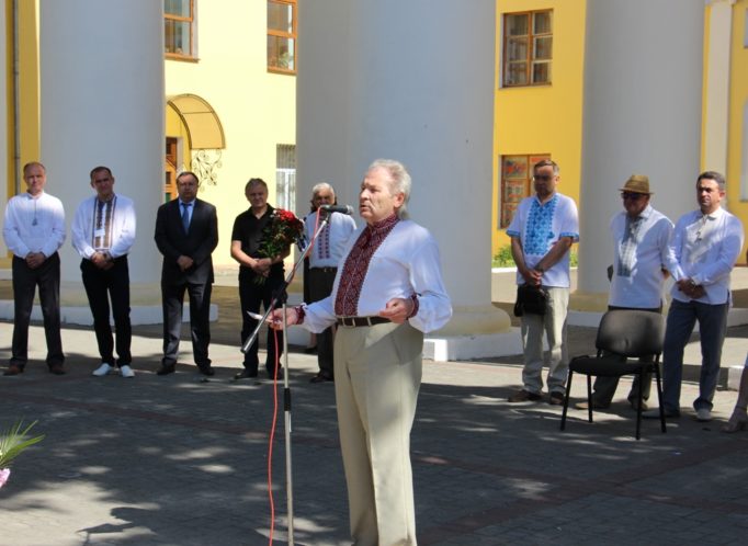 Слово на пошану каменяра виголошує професор Михайло Шалата