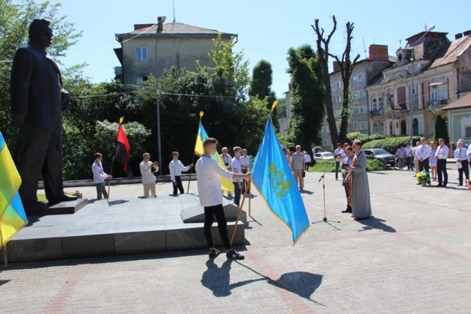 Панахиду відправляє отець Юрій