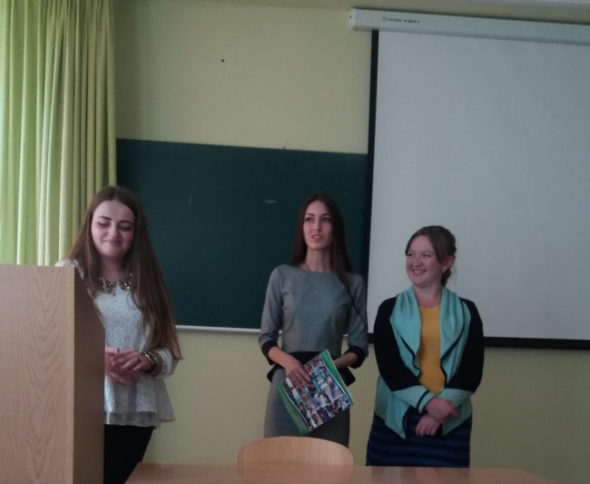 На фото (зліва направо): студенти Світлана Чопик, Тетяна Лапунька, Іванна Проць діляться враженнями про Стрийську школу