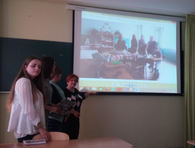 Старший викладач Оксана Скварок підсумовує зустріч про інклюзивну освіту