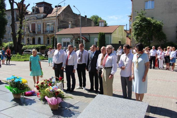 Покладання квітів до підніжжя пам’ятника Іванові Франку (Дрогобич)