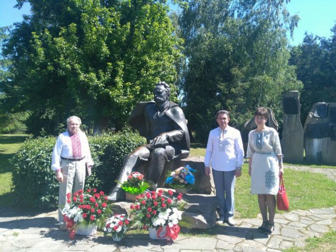 Біля пам’ятника Івана Франка (село Нагуєвичі)