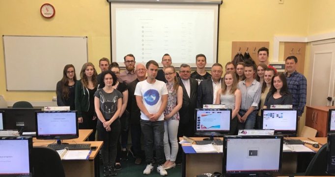 Ксьондз професор Адам Подольський і професор Микола Лук’янченко зі студентами