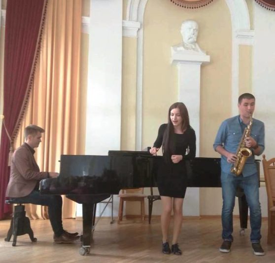 Роман Хрипун (фортепіано), Марта Мельнарович (вокал), Орест Несторівський (саксофон)