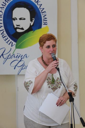 Слово до випускників виголошує заступник декана доцент Світлана Біла