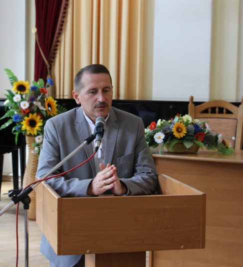 Зі словами вітань до гостей та учасників академії звертається міський голова Дрогобича Тарас Кучма