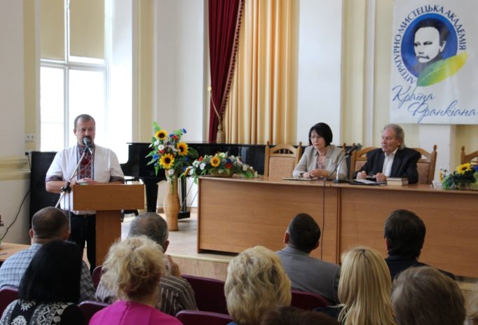 На відкритті академії виступає директор Національного літературно-меморіального музею Івана Франка у Львові Богдан Тихолоз