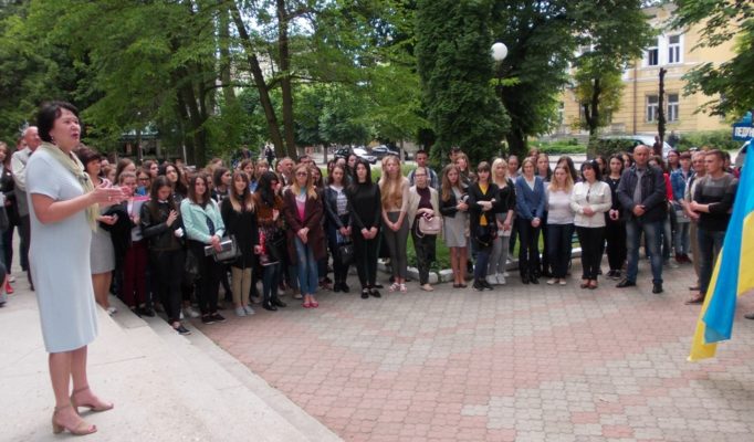 Учасників ходи вітає ректор професор Надія Скотна