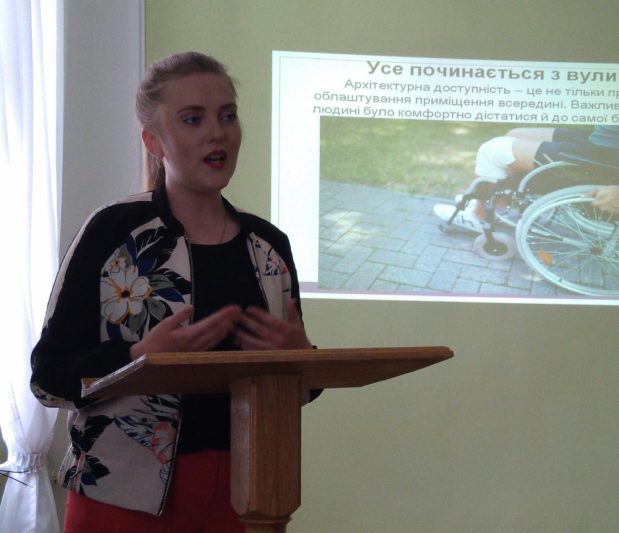 За трибуною студентка 4-го курсу біолого-природничого факультету Галина Волощук